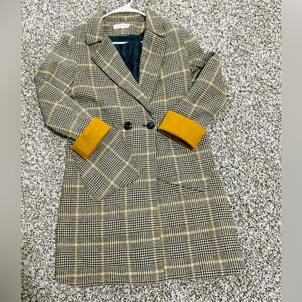 Beautiful Plaid Coat - Picture 2 of 11
